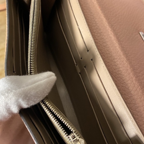 Louis Vuitton vintage Capucines Long Wallet in Magnolia Pink leather - Picture 12 of 15